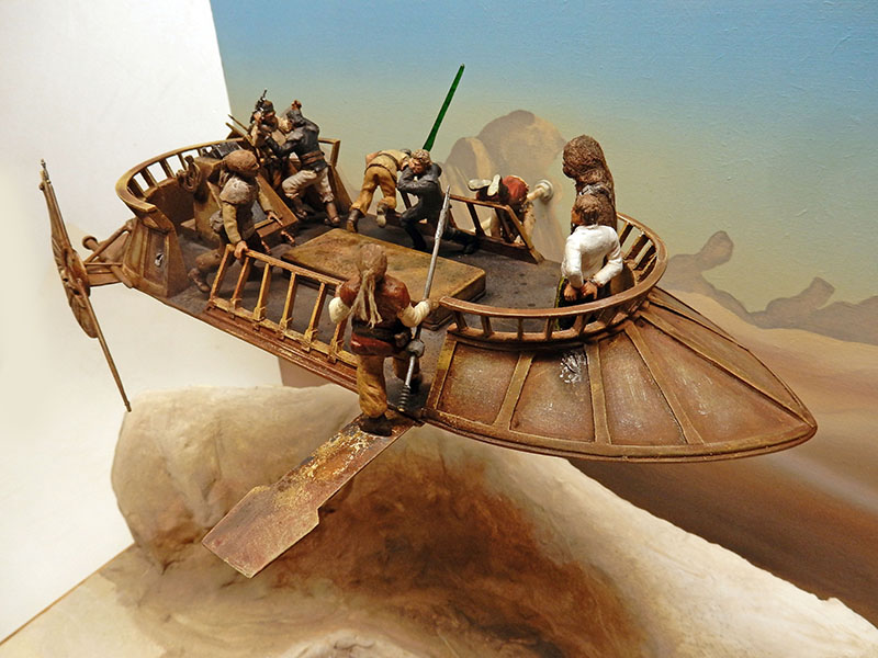 Diorama de la barge Star Wars avec figurines et planche au-dessus du désert