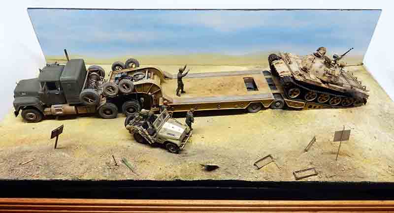 Diorama maquette d'un camion porte-char militaire chargeant un tank dans le désert