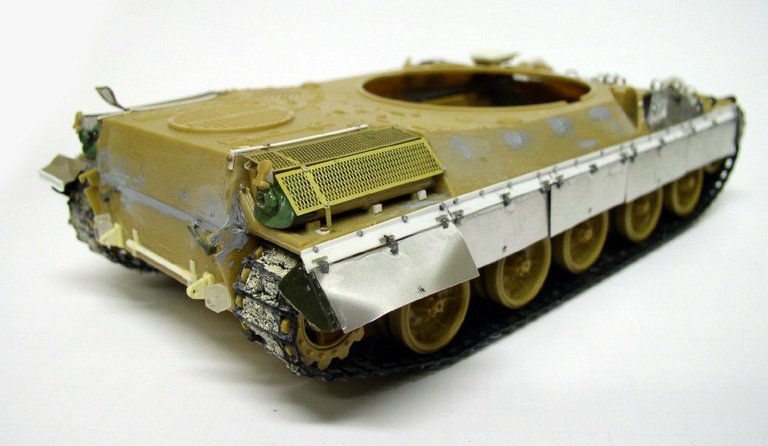 Maquette de châssis chenillé de l'Automoteur 155 AUF1 GCT avec garde-boue métalliques