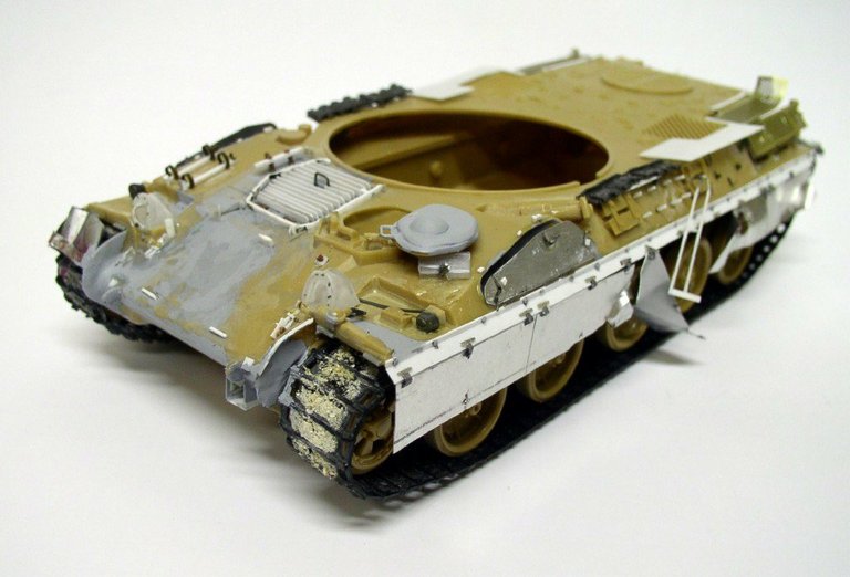 Châssis de maquette de l'automoteur 155 AUF1 GCT sans tourelle, garde-boue modifiés en cours de montage