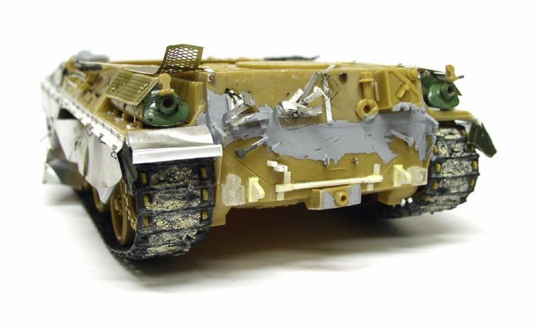 Maquette du châssis chenillé de l'automoteur 155 AUF1 GCT en cours de montage