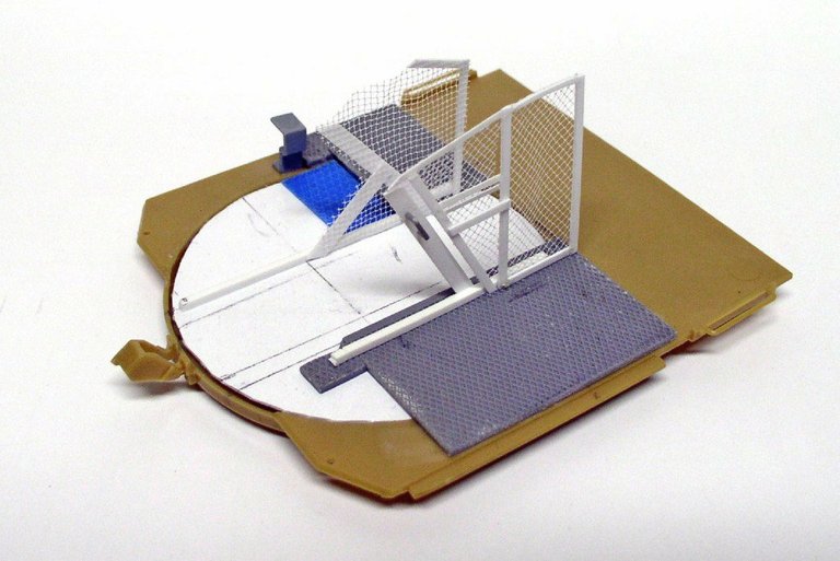 Plateforme de toit de la maquette 155 AUF1 avec rambardes grillagées blanches et plancher gris