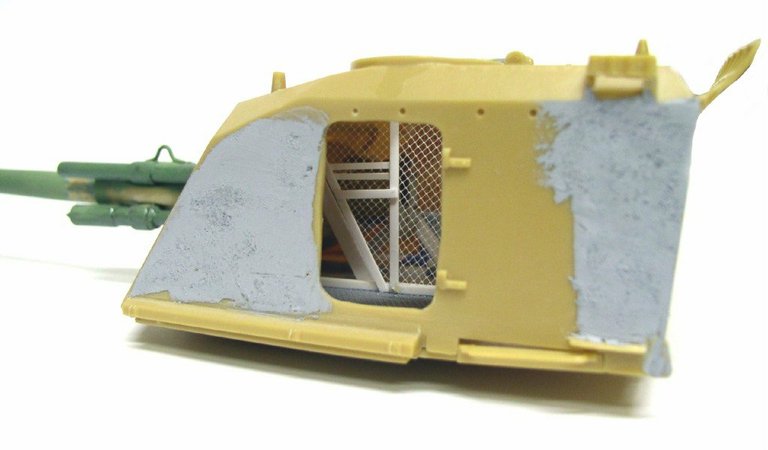 Tourelle de l'automoteur 155 AUF1 GCT en construction avec mastic et tube canon