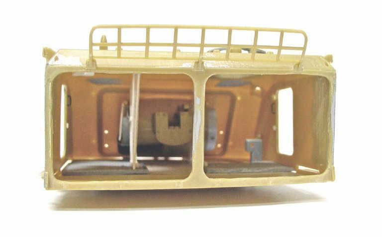 Caisse de cabine en résine beige de l'Automoteur 155 AUF1 GCT en construction
