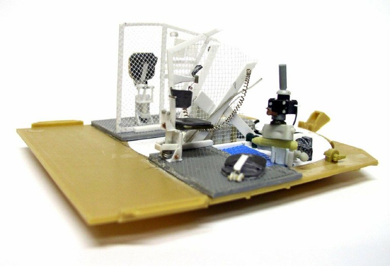 Maquette du poste de pilotage de l'automoteur 155 AUF1 avec sièges et grillages