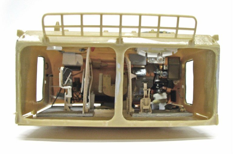 Vue intérieure de la maquette montrant l'aménagement détaillé de l'habitacle de l'automoteur 155 AUF1
