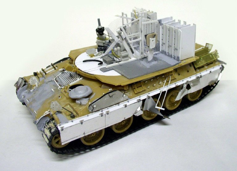 Maquette de l'automoteur 155 AUF1 GCT en cours d'assemblage, châssis chenillé et tourelle détaillée