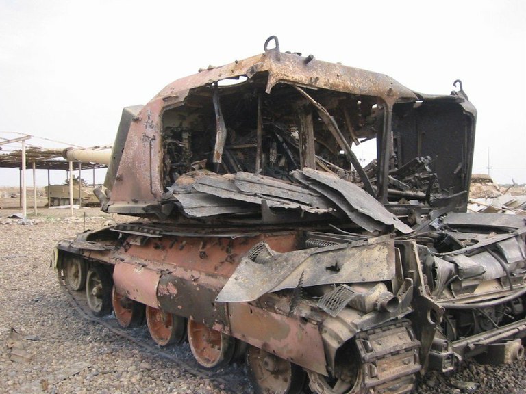 Locomotive automotrice 155 AUF1 GCT, maquette de char militaire sur chenilles en cours de montage