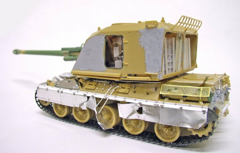 Maquette de l'automoteur 155 AUF1 GCT en cours de montage, tourelle et châssis chenillé