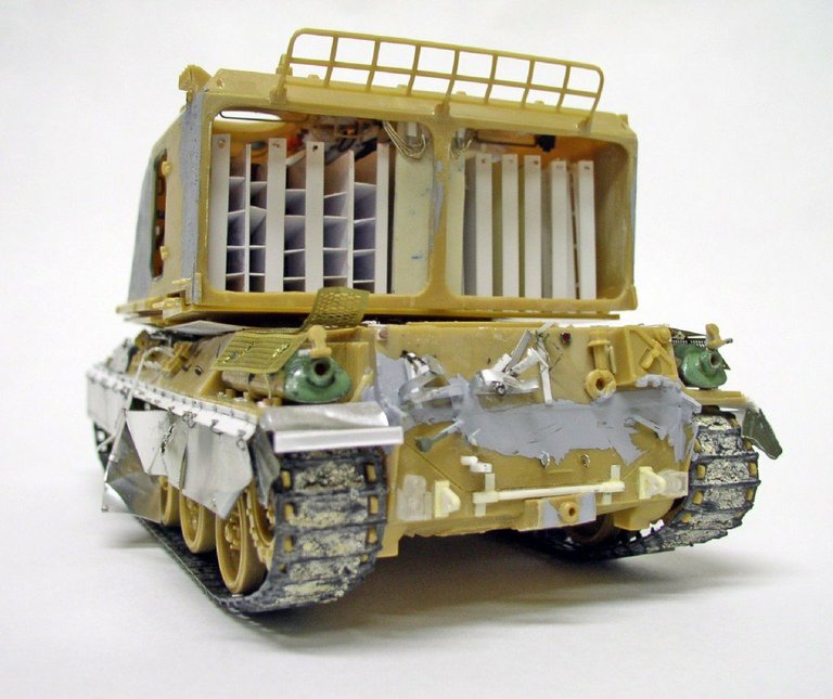 Maquette de l'automoteur 155 AUF1 GCT en cours de montage, caisse et chenilles assemblées