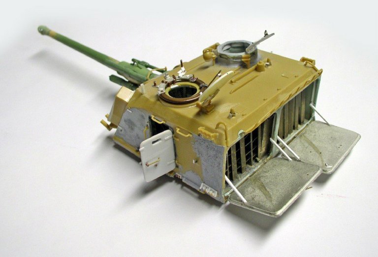 Maquette de l'automoteur 155 AUF1 GCT en cours de montage, caisse beige avec canon vert
