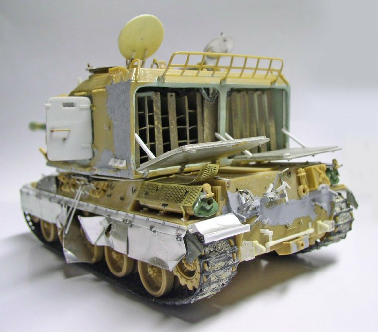 Maquette d'automoteur 155 AUF1 GCT en construction, vue arrière du châssis chenillé non peint