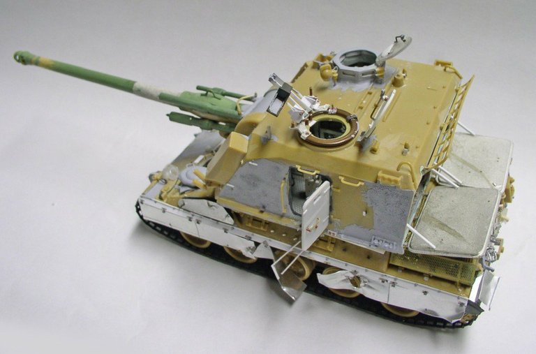 Maquette d'automoteur 155 AUF1 GCT en cours d'assemblage avec canon et chenilles