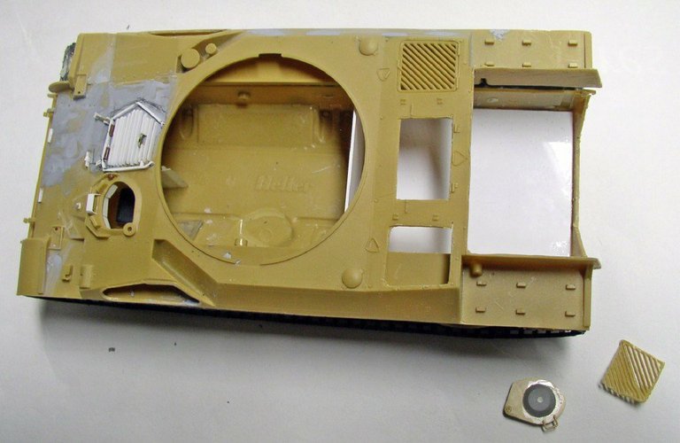 Coque sable de l'automoteur 155 AUF1 avec ouverture de tourelle et petites pièces détachées
