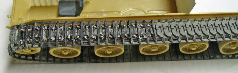 Chenille peinte et patinée avec galets de roulement sur la maquette de l'automoteur 155 AUF1