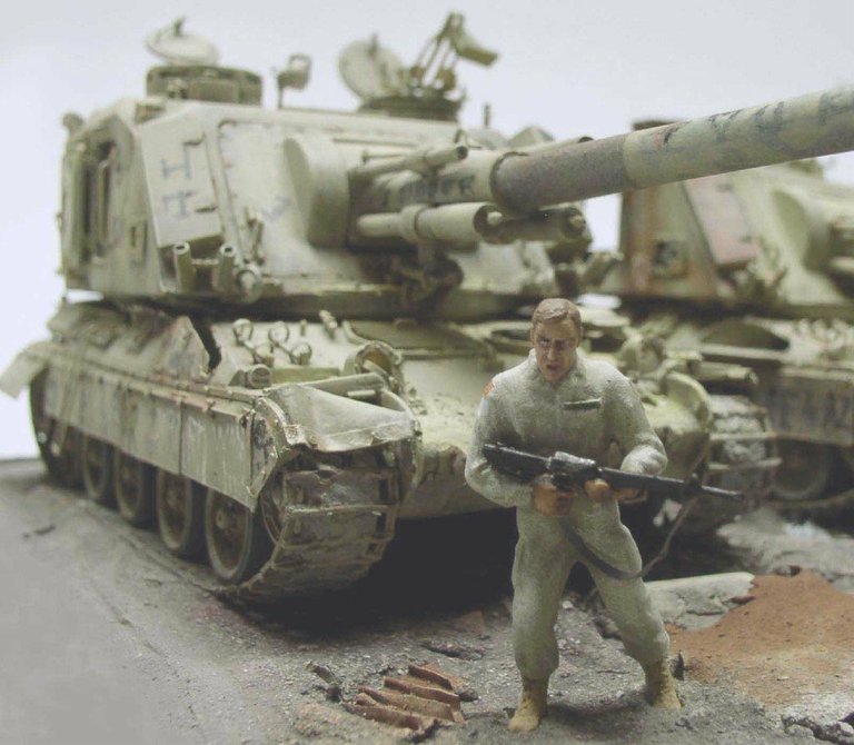 Maquette d'automoteur 155 AUF1 GCT avec figurine de soldat armé devant le canon