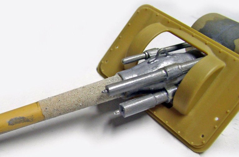 Pièces métalliques d'outils fixées sur une pelle de maquette couleur sable
