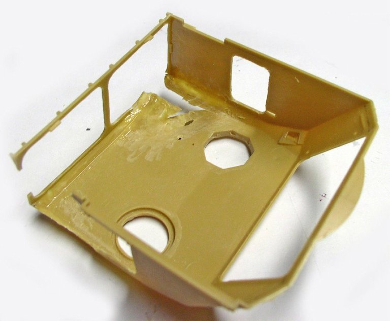 Caisse de cabine en plastique beige assemblée et masticée de l'automoteur 155 AUF1 GCT