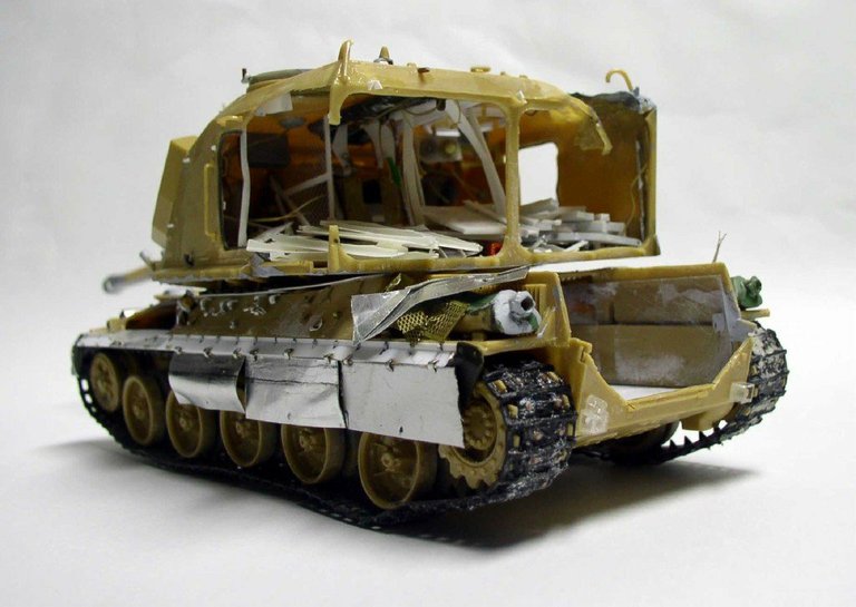 Maquette de l'automoteur 155 AUF1 GCT en construction, châssis chenillé et cabine ouverte sans détails