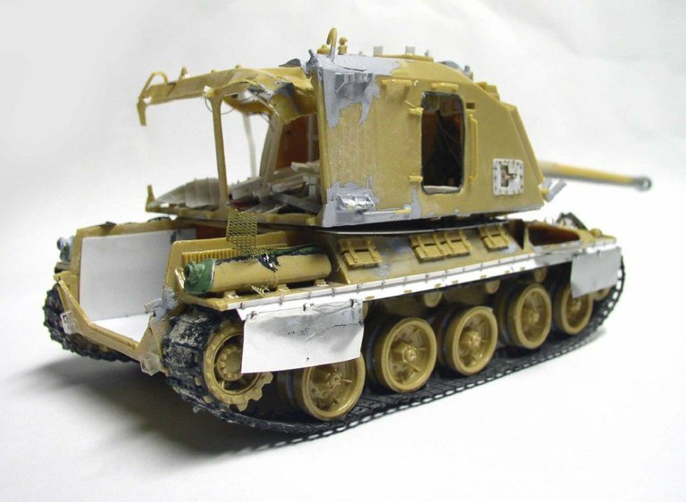 Maquette d'automoteur 155 AUF1 GCT en cours de montage, vue arrière trois quarts