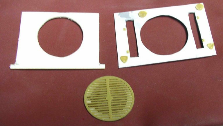 Pièces de carte plastique découpées et grille photodécoupée ronde pour maquette d'automoteur 155 AUF1