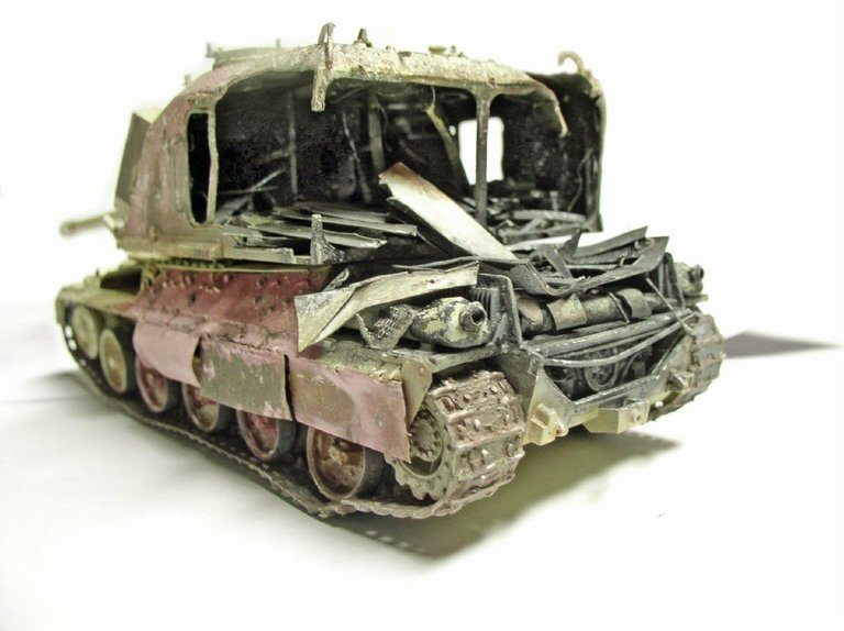 Maquette de l'automoteur 155 AUF1 GCT chenillé en cours de montage, châssis et superstructure détaillés