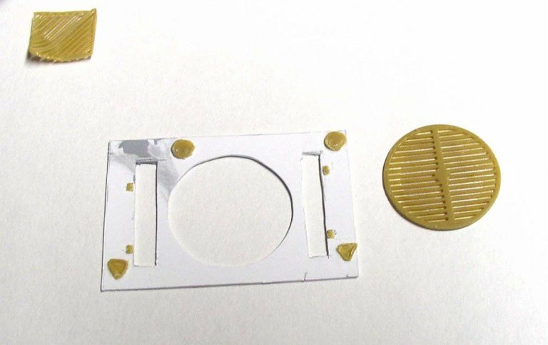 Pièce de maquette en carton découpé avec grille ronde dorée photodécoupée pour l'Automoteur 155 AUF1