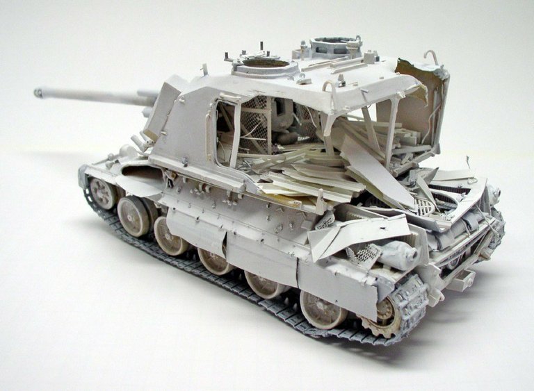 Maquette non peinte de l'automoteur 155 AUF1 GCT en cours d'assemblage sur chenilles