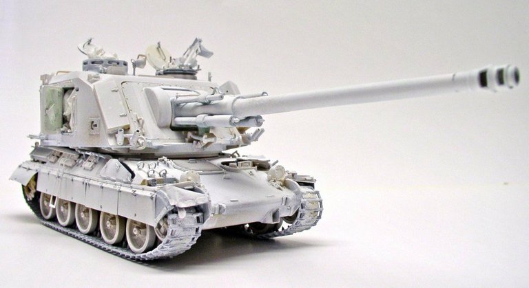 Maquette d'automoteur d'artillerie 155 AUF1 GCT non peinte, canon long pointé vers la droite
