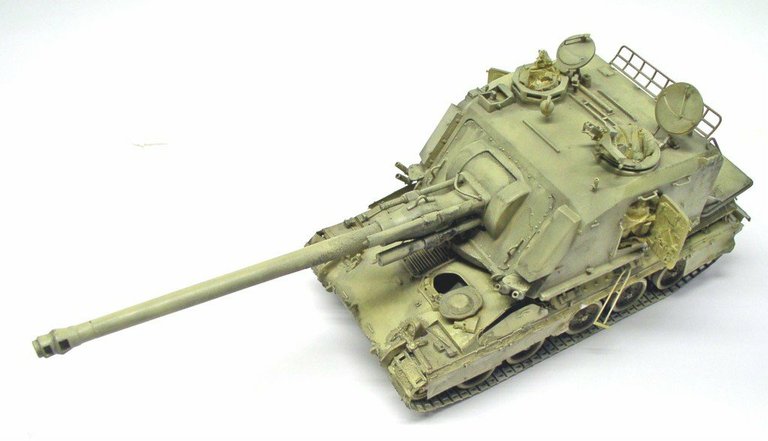Maquette de l'automoteur d'artillerie 155 AUF1 GCT avec long canon, vue trois quarts avant