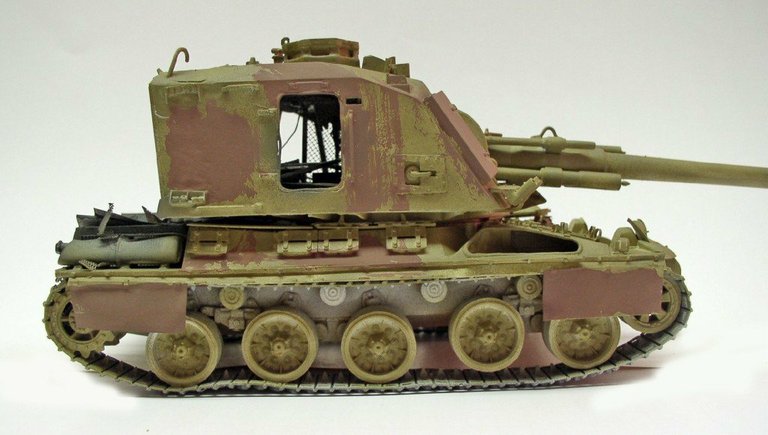 Maquette de l'automoteur 155 AUF1 GCT vue de profil avec camouflage bicolore et canon long