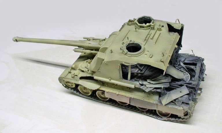 Maquette d'automoteur 155 AUF1 GCT en cours d'assemblage, tourelle et long canon montés