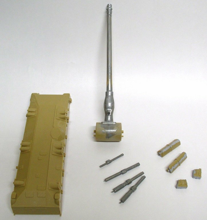 Pièces de maquette de l'automoteur 155 AUF1 : caisson sable, canon métallique et éléments résine