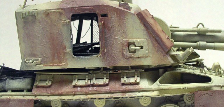 Cabine blindée de la maquette d'automoteur 155 AUF1 GCT avec camouflage et patine vieillie