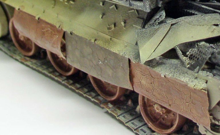 Galets et chenilles du châssis de l'Automoteur 155 AUF1 avec patine rouille et boue