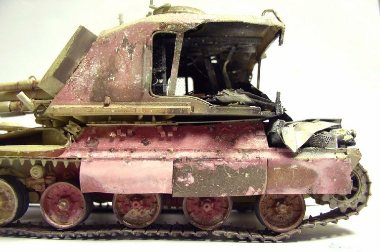 Maquette d'automoteur 155 AUF1 GCT vue de profil avec apprêt rose et patine