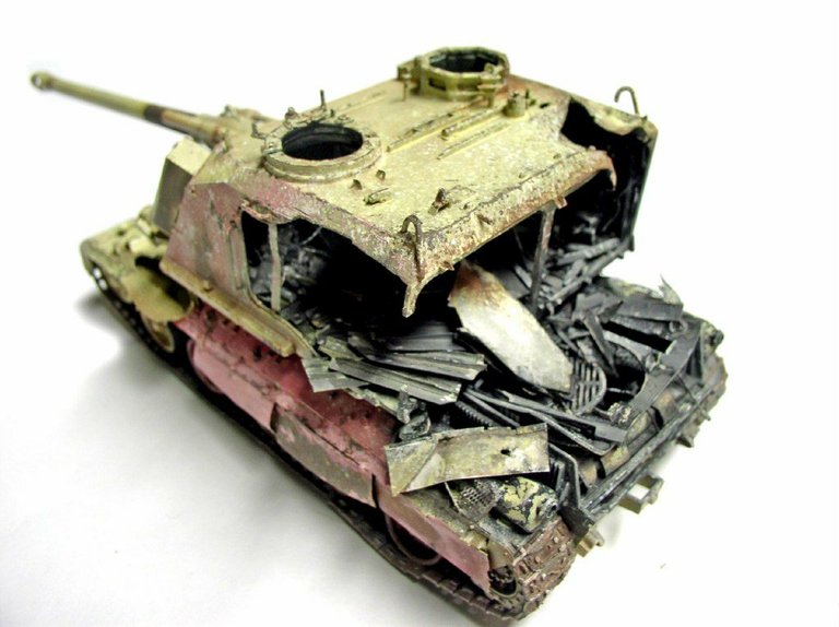 Maquette d'automoteur 155 AUF1 GCT détruit, structure éventrée laissant voir ses détails intérieurs