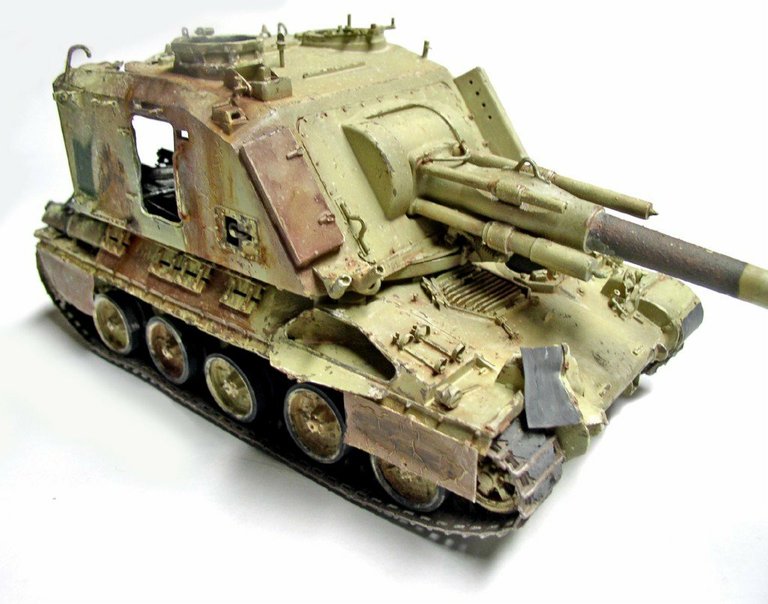 Maquette d'automoteur 155 AUF1 GCT en camouflage sable et brun, canon pointé vers la droite