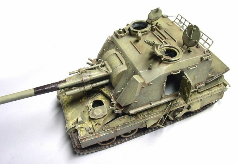 Char de combat automoteur 155 AUF1 GCT en maquette, vue de trois quarts sur diorama