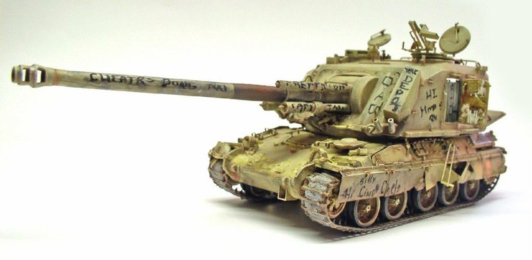 Maquette d'automoteur d'artillerie 155 AUF1 GCT en livrée sable avec inscriptions sur le canon