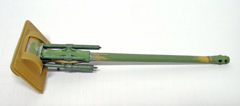 Tube de canon vert et bouclier beige de l'automoteur 155 AUF1 en maquette