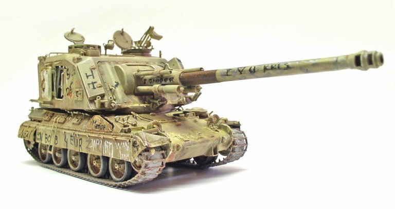 Maquette d'automoteur d'artillerie 155 AUF1 GCT en livrée sable avec long canon et inscriptions