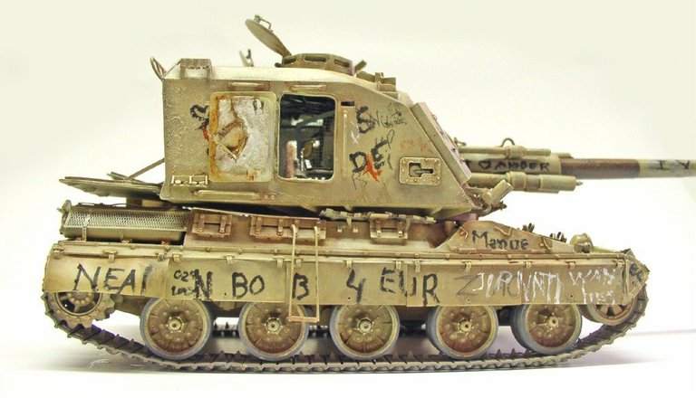 Maquette d'automoteur 155 AUF1 GCT couvert de graffitis, vue latérale, livrée sable patinée