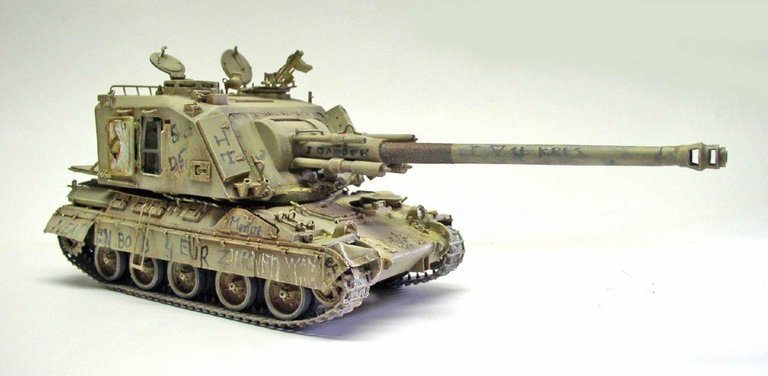 Maquette d'automoteur d'artillerie 155 AUF1 GCT en livrée sable avec inscriptions, long canon pointé