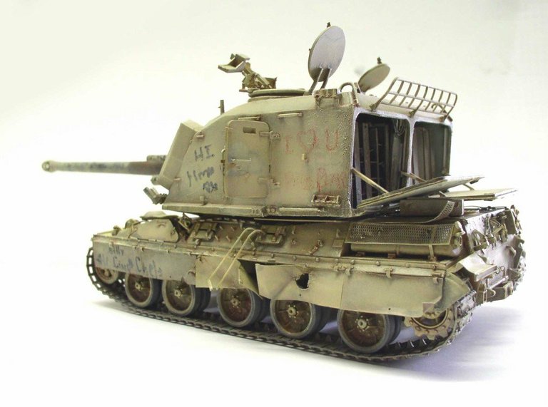Maquette d'automoteur d'artillerie 155 AUF1 GCT au camouflage sable patiné, vue de trois quarts avant