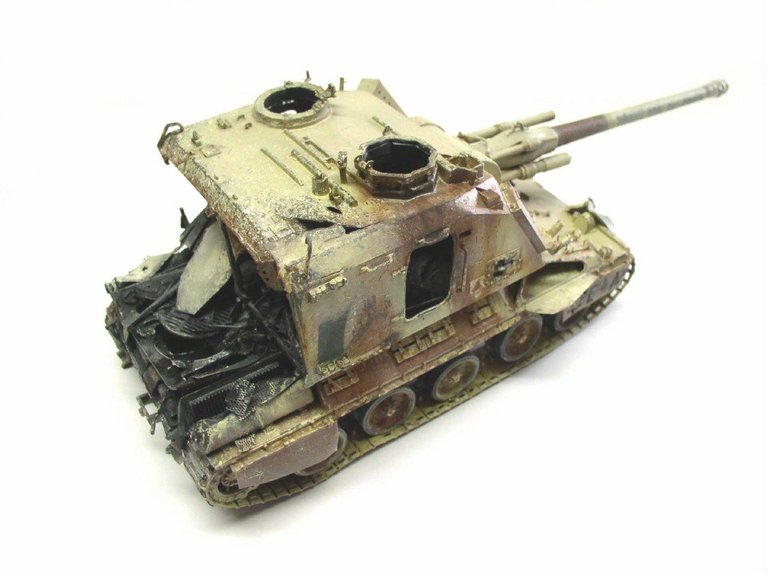 Maquette d'automoteur d'artillerie 155 AUF1 GCT avec patine sable et chenilles vue de trois quarts