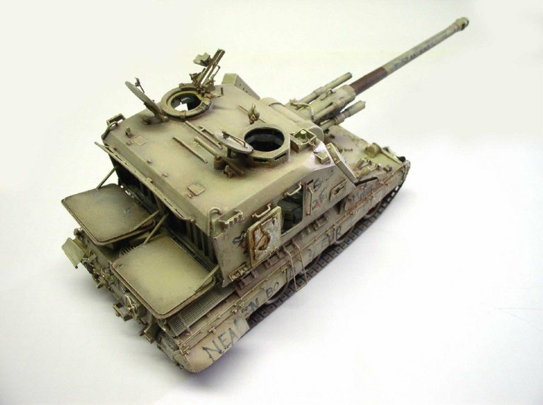 Maquette d'automoteur d'artillerie 155 AUF1 GCT vue de trois quarts arrière, tourelle et long canon