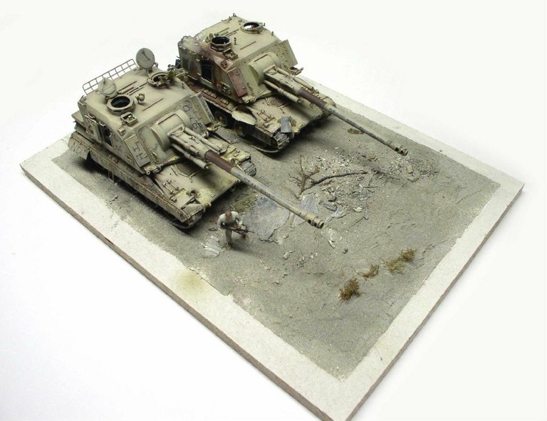Diorama de deux maquettes d'automoteurs 155 AUF1 GCT sur terrain désertique avec figurine