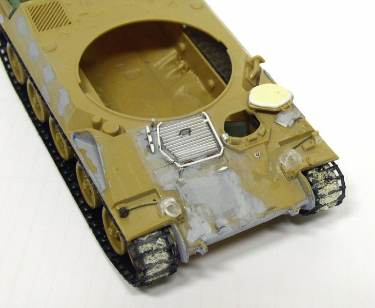 Châssis de maquette d'Automoteur 155 AUF1 GCT sable avec chenilles et grille moteur détaillée