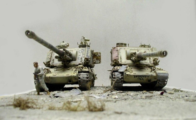 Deux maquettes d'automoteurs 155 AUF1 GCT sable avec figurine sur diorama désertique